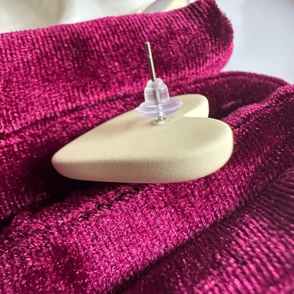 Cream Heart Earrings - Picture 5 of 10